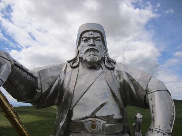 What to do around the Genghis Khan equestrian Statue ?