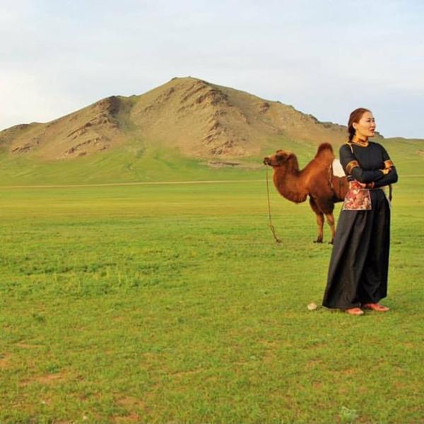 Cette femme mongole traverse le monde avec ses chameaux