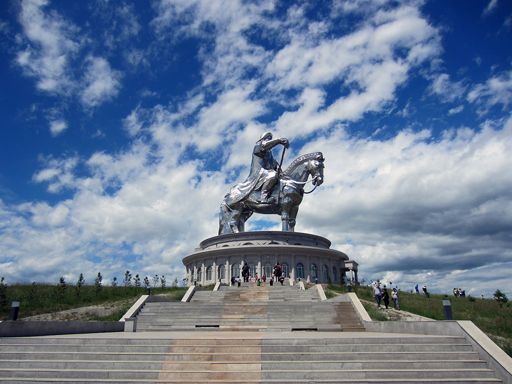 Улан хане. Статуя Чингисхана в Монголии. Памятник Чингисхану в Элисте. Монумент Чингисхану в Улан-Баторе. Статуя Чингисхана в Монголии музей.