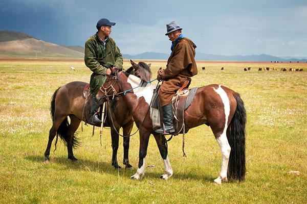 Randonner à cheval dans les steppes de Mongolie