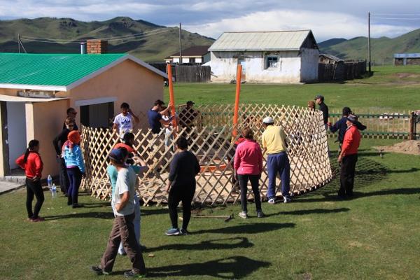 Bientôt une école maternelle Horseback pour les enfants des steppes