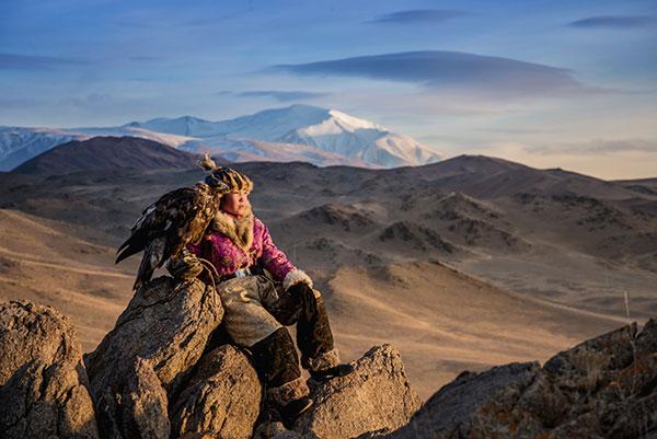 En Mongolie, la chasse à l'aigle intéresse les jeunes femmes